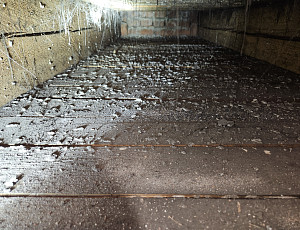 Zateplení stropu bytového domu pomocí foukané izolace